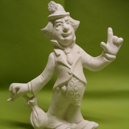 Klaun stojący z parasolką i palcem w górze